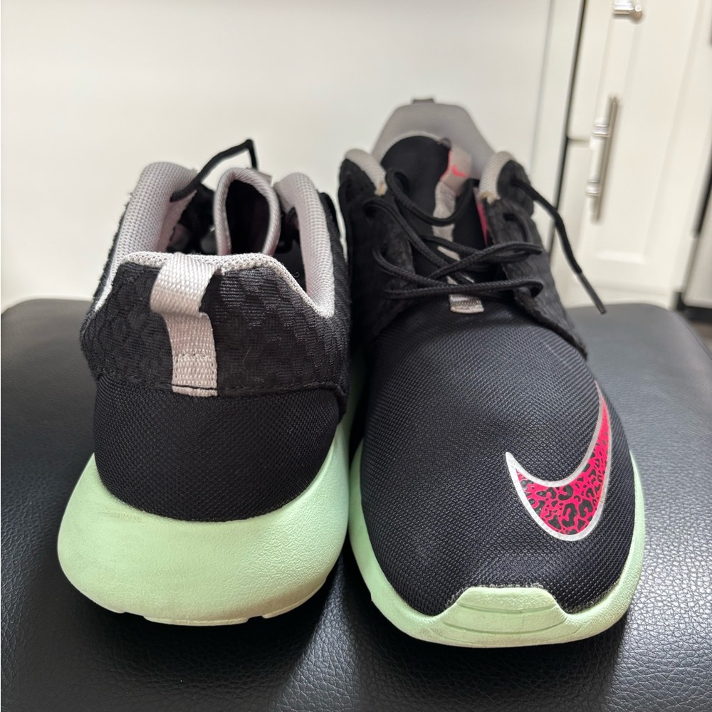 Nike roshe run Men’s yezzy Black Sneakers with Pink Swoosh and Light Green Sole - Picture 2 of 4